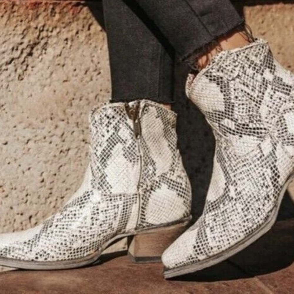 7/7.5 Freebird Miramar Leather Booties in Snakeskin, Size 6 Tag